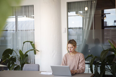 Geschäftsfrau mit Laptop-Computer am Tisch im Büro - CAVF26121