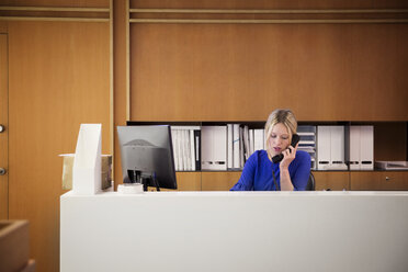 Geschäftsfrau telefoniert am Schreibtisch im Büro - CAVF26137