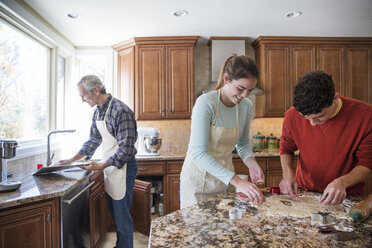 Familie bei der Zubereitung von Lebkuchen in der Küche zu Hause - CAVF26184