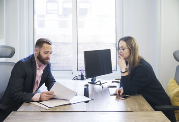 Kollegen besprechen Papierkram im Büro - CAVF26232