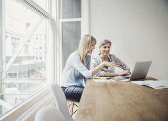 Geschäftsfrauen mit Laptop im Sitzungssaal eines Kreativbüros - CAVF26282