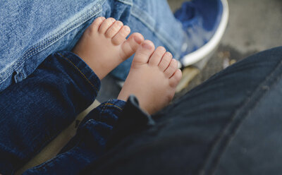 Ausgeschnittenes Bild eines Mannes, der mit seiner Tochter sitzt - CAVF26378