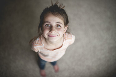 Hohe Winkel Porträt von lächelnden Mädchen zu Hause stehen - CAVF26416