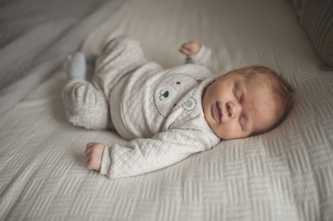 Hohe Winkel Ansicht von Baby-Junge schlafen auf Bett zu Hause, lizenzfreies Stockfoto