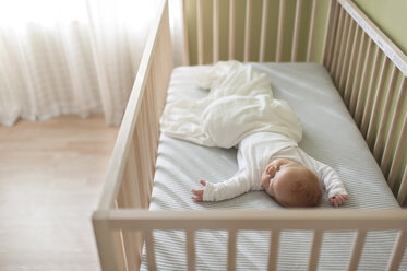 High-Winkel-Ansicht von Baby-Jungen schlafen in Krippe zu Hause - CAVF26455