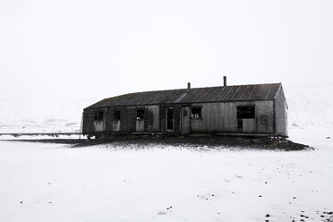 Verlassenes Haus auf schneebedecktem Feld gegen den Himmel auf Deception Island - CAVF26474