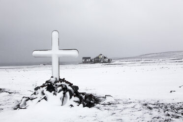 Kreuz auf schneebedecktem Feld gegen Himmel - CAVF26475