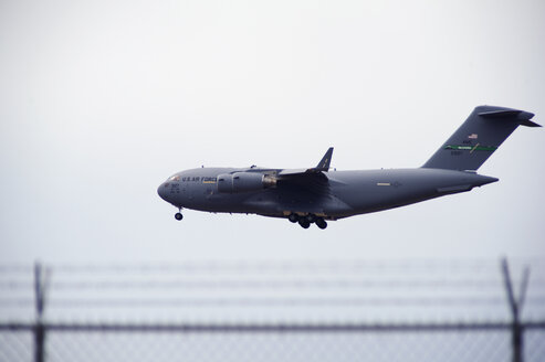 Militärflugzeug fliegt in klarem Himmel - CAVF26517