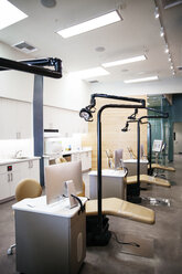 Zahnärztliche Stühle und Computer in der Klinik - CAVF26558