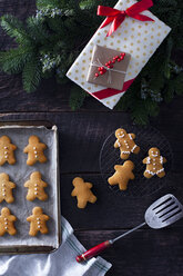 Hohe Winkel Ansicht der Lebkuchenmann mit Weihnachtsgeschenke und Utensilien auf dem Tisch - CAVF26609