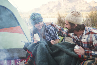 Glückliches Paar mit Bierdosen auf dem Campingplatz - CAVF26639