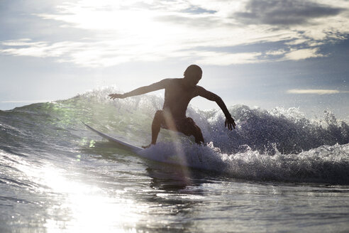 Junge surft in den Sommerferien auf dem Meer - CAVF26698
