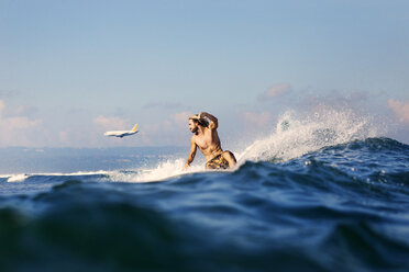 Mittlerer Erwachsener Mann beim Surfen im Meer - CAVF26736