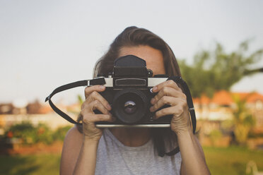 Frau fotografiert durch eine altmodische Kamera - CAVF26739