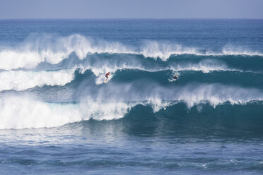 Männer surfen auf Wellen im Meer gegen den Himmel - CAVF26742