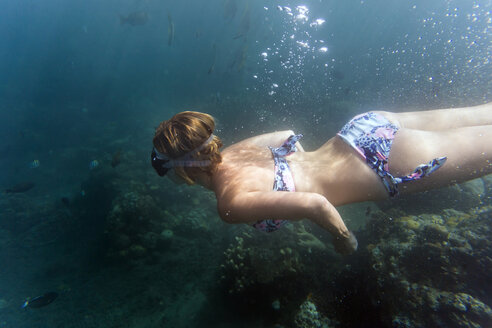 Woman swimming undersea - CAVF26782
