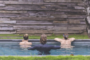 Rückansicht eines Trainers, der Frauen im Schwimmbad unterrichtet - CAVF26843