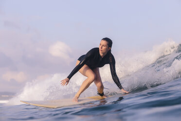 Niedriger Blickwinkel der Frau Surfen im Meer gegen den Himmel - CAVF26848