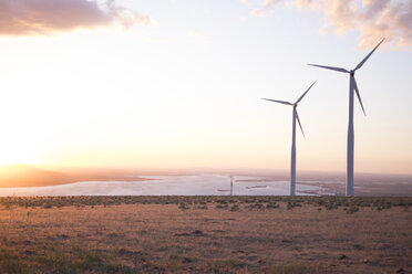 Windmühlen auf einem Hügel gegen den Himmel bei Sonnenuntergang - CAVF26882