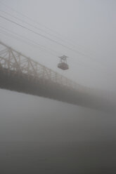 Blick von unten auf die Queensboro Bridge und die Roosevelt Island Tramway bei nebligem Wetter - CAVF26887