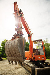 Arbeiter im Erdbewegungsgerät auf der Baustelle - CAVF26903