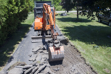 Hochformatige Ansicht einer Erdbewegungsmaschine auf einer Baustelle - CAVF26904