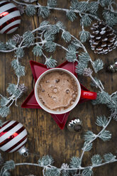Tasse heiße Schokolade und Weihnachtsschmuck - LVF06821