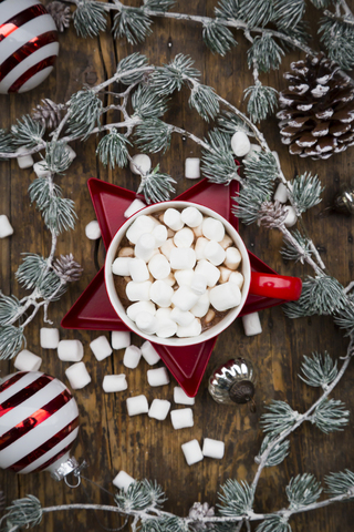 Tasse heiße Schokolade mit Marshmellows und Weihnachtsdekoration, lizenzfreies Stockfoto