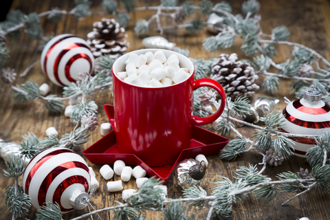 Tasse heiße Schokolade mit Marshmellows und Weihnachtsdekoration, lizenzfreies Stockfoto