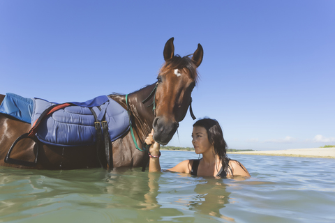 Indonesien, Bali, Frau mit Pferd, lizenzfreies Stockfoto