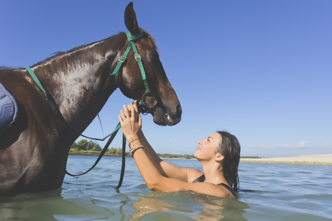 Indonesien, Bali, Frau mit Pferd, lizenzfreies Stockfoto