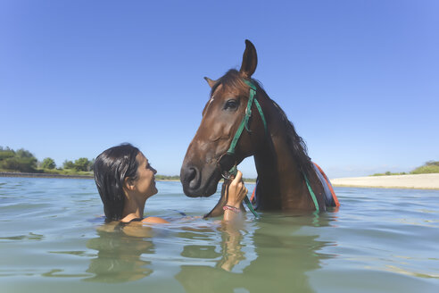 Indonesien, Bali, Frau mit Pferd im Wasser - KNTF01112