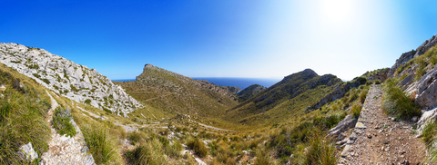 Spanien, Balearen, Mallorca, Halbinsel Formentor, Panoramablick auf den Wanderweg Cami Vell del Far, lizenzfreies Stockfoto