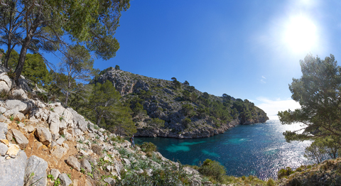 Spanien, Balearen, Mallorca, Halbinsel Formentor, Cala en Gossalba, Wanderer mit Blick in die Ferne, lizenzfreies Stockfoto