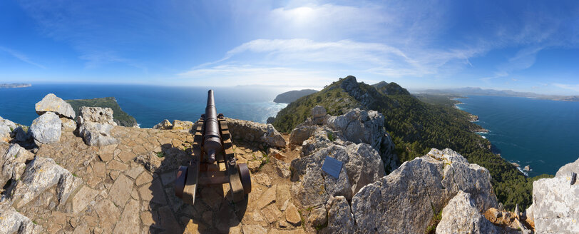 Spanien, Balearische Inseln, Mallorca, Halbinsel Alcudia, Penya del Migdia, Blick auf Alcudia und Pollenca, Kanone - WWF04213