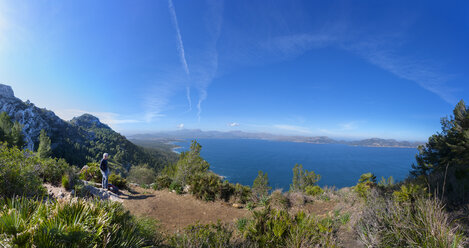 Spanien, Balearen, Mallorca, Halbinsel Formentor, Wanderer in Richtung Pollenca - WWF04214