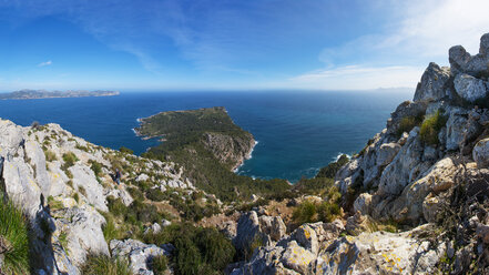 Spanien, Balearen, Mallorca, Halbinsel Alcudia, Blick auf Cap de Pinar, Wanderer zwischen Felsen - WWF04215