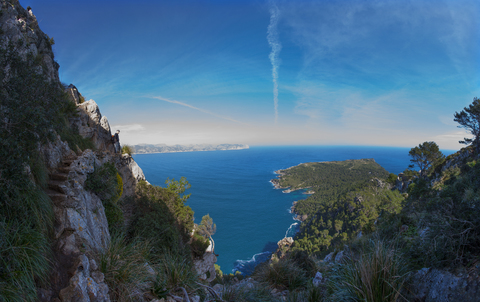 Spanien, Balearische Inseln, Mallorca, Halbinsel Alcudia, Blick auf Cap des Pinar, Wanderer, lizenzfreies Stockfoto