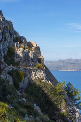 Spanien, Balearische Inseln, Mallorca, Halbinsel Alcudia, Wanderer auf dem Wanderweg zur Penya del Migdia - WWF04217