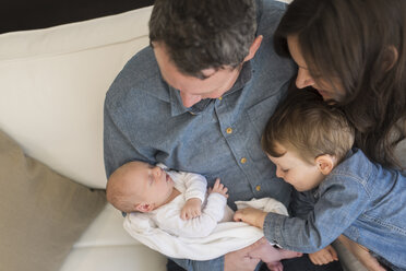 Hohe Winkel Ansicht der Familie Blick auf Baby Junge schlafen zu Hause - CAVF26932