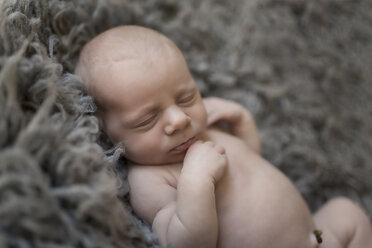 Hoher Winkel Nahaufnahme von niedlichen shirtless Baby Junge schläft auf Teppich zu Hause - CAVF26937