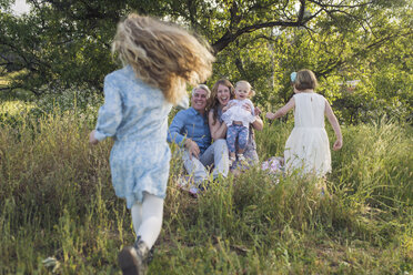 Glückliche Eltern, die sich mit ihren Kindern im Park vergnügen - CAVF26946