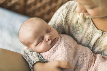 Hohe Winkel Ansicht der Schwester trägt neugeborenes Baby auf dem Bett - CAVF26960