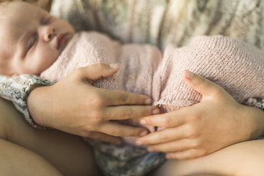 Mittelteil einer Schwester mit neugeborenem Baby - CAVF26961