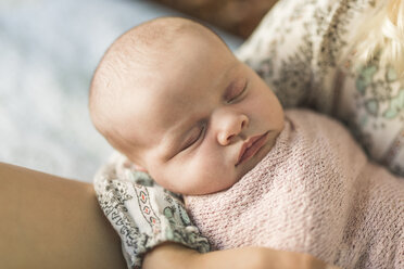 Hohe Winkel beschnitten Bild der Schwester trägt neugeborenes Baby auf dem Bett - CAVF26962