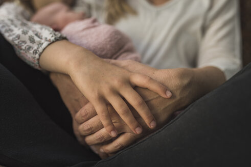 Ausgeschnittenes Bild von Mutter und Tochter mit neugeborenem Baby - CAVF26964