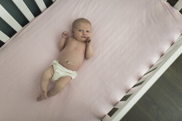 Hoher Winkel Porträt der hemdsärmeligen Baby-Mädchen in Krippe zu Hause liegen - CAVF26988