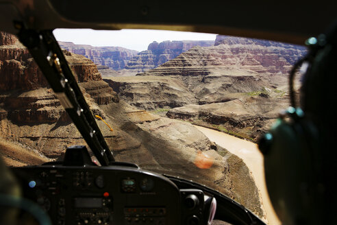 Blick auf Gebirgsketten aus dem Cockpit eines Hubschraubers - CAVF26997