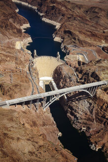 Luftaufnahme der Mike O'Callaghan Pat Tillman Memorial Bridge über den Colorado Rive - CAVF27002