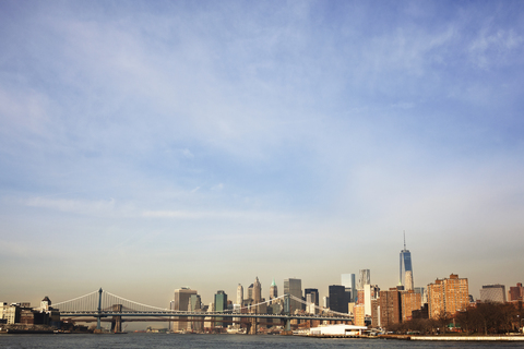 Manhattan Bridge und Skyline gegen den Himmel, lizenzfreies Stockfoto